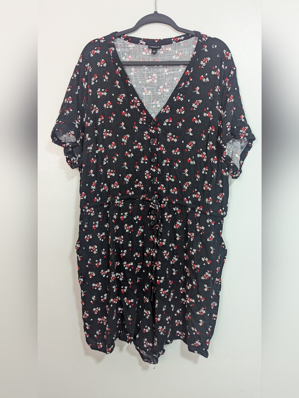 Torrid Size 2 Black Ditsy Floral V-Neck Button Front Romper with Pockets
